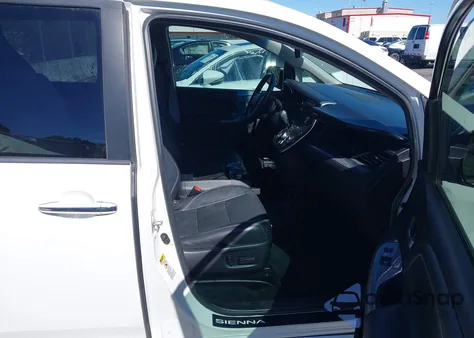 2015 Toyota Sienna Se 8 Passenger из США, поврежденный, VIN 5TDXK3DC9FS672966